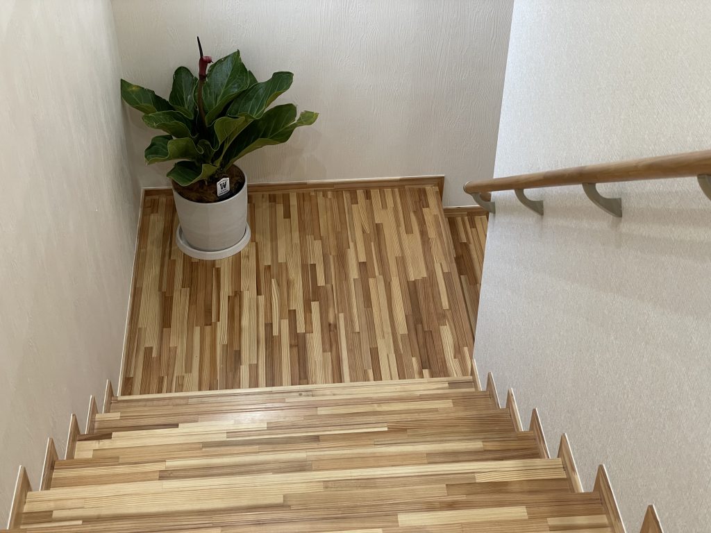名護市にある天然杉を使用した風通しの良いオフィス