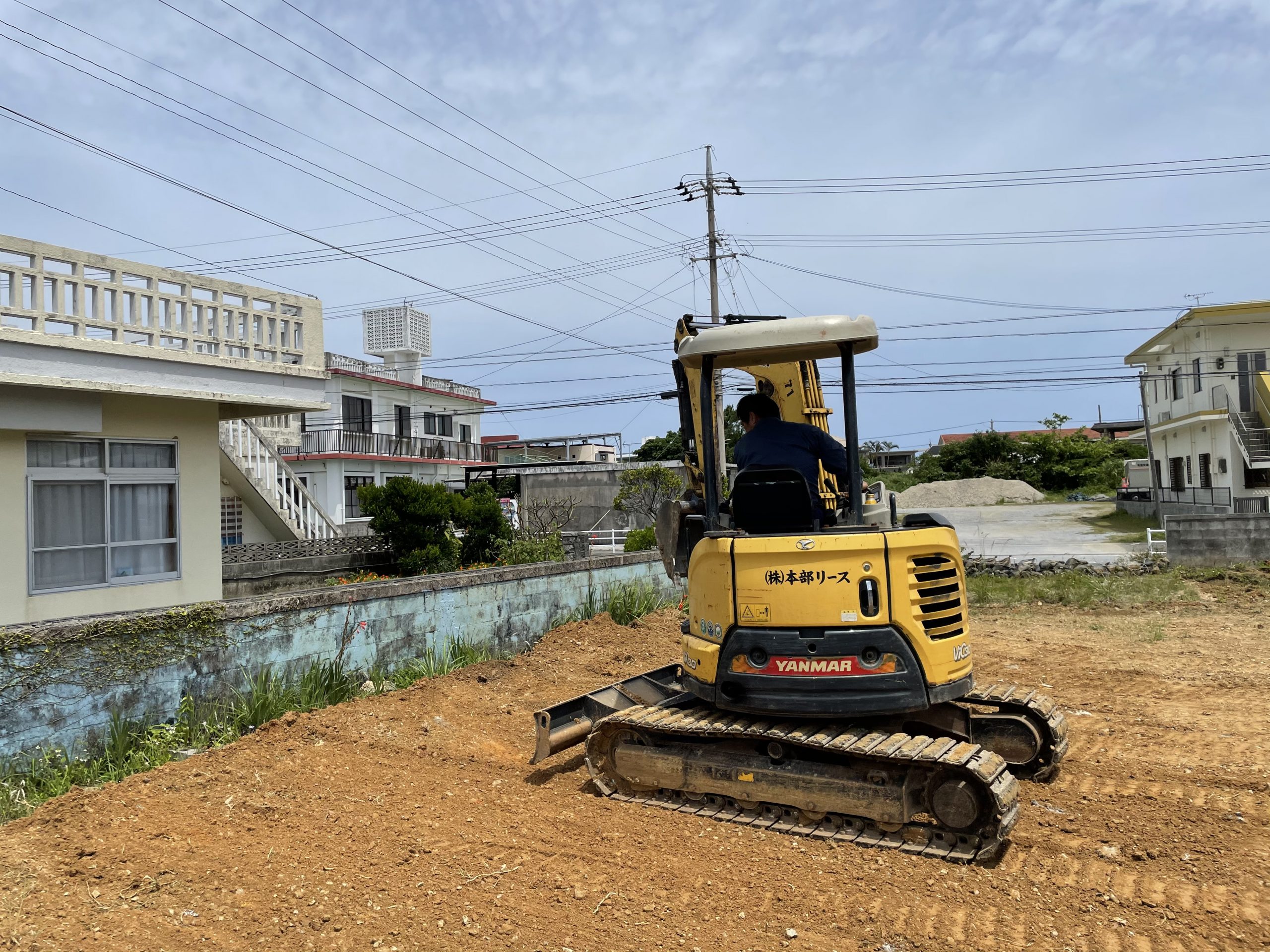 10tダンプ8台分の土が入れて造成工事を行いました。