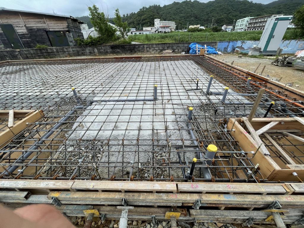 基礎アンカーボルト設置完了、給排水設備工事、ガス配管完了
